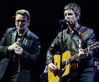 Вижте U2 заедно с Noel Gallagher на сцената Вижте U2 заедно с Noel Gallagher на сцената