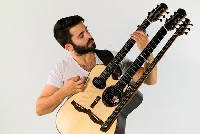 Luca Stricagnoli: показва майсторство на Triple Neck Guitar Luca Stricagnoli: показва майсторство на Triple Neck Guitar