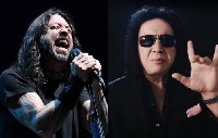 Foo Fighters:  вижте как изкараха на сцената Gene Simmons от KISS