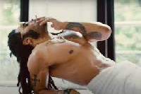 Lenny Kravitz: се разголи в ново видео 