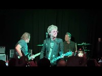 Гледайте Michael Anthony от Van Halen и Billie Joe Armstrong с Mike Dirnt от Green Day Гледайте Michael Anthony от Van Halen и Billie Joe Armstrong с Mike Dirnt от Green Day