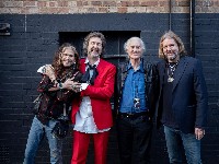 Steven Tyler: пя на една сцена с Black Crowes Steven Tyler: пя на една сцена с Black Crowes