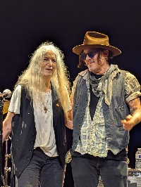 Patti Smith: заедно с Johnny Depp на сцената Patti Smith: заедно с Johnny Depp на сцената