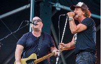 Pixies и Eddie Vedder: заедно на калифорнийска сцена