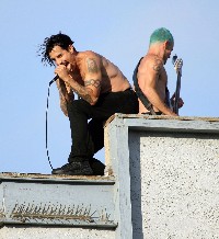 RHCP забиха изненадващо на мини концерт... RHCP забиха изненадващо на мини концерт...