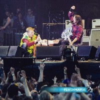 Dave Grohl довърши концерт с гипсиран крак